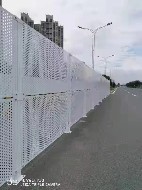 沖孔圍擋的設(shè)計有哪些特點？【旭東圍擋】